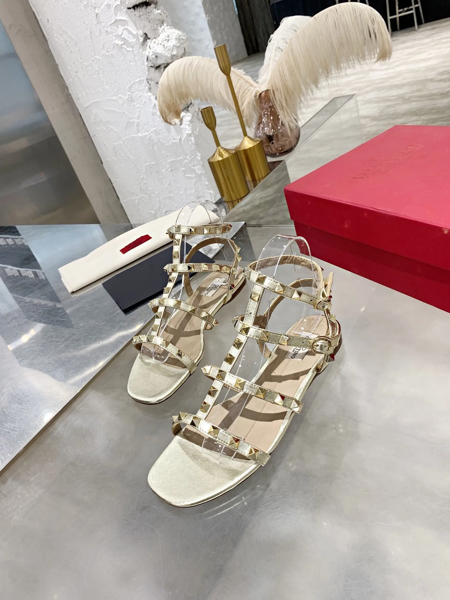 SE1131 V Rockstud Flat Calfskin Sandal with Straps / Size4-10