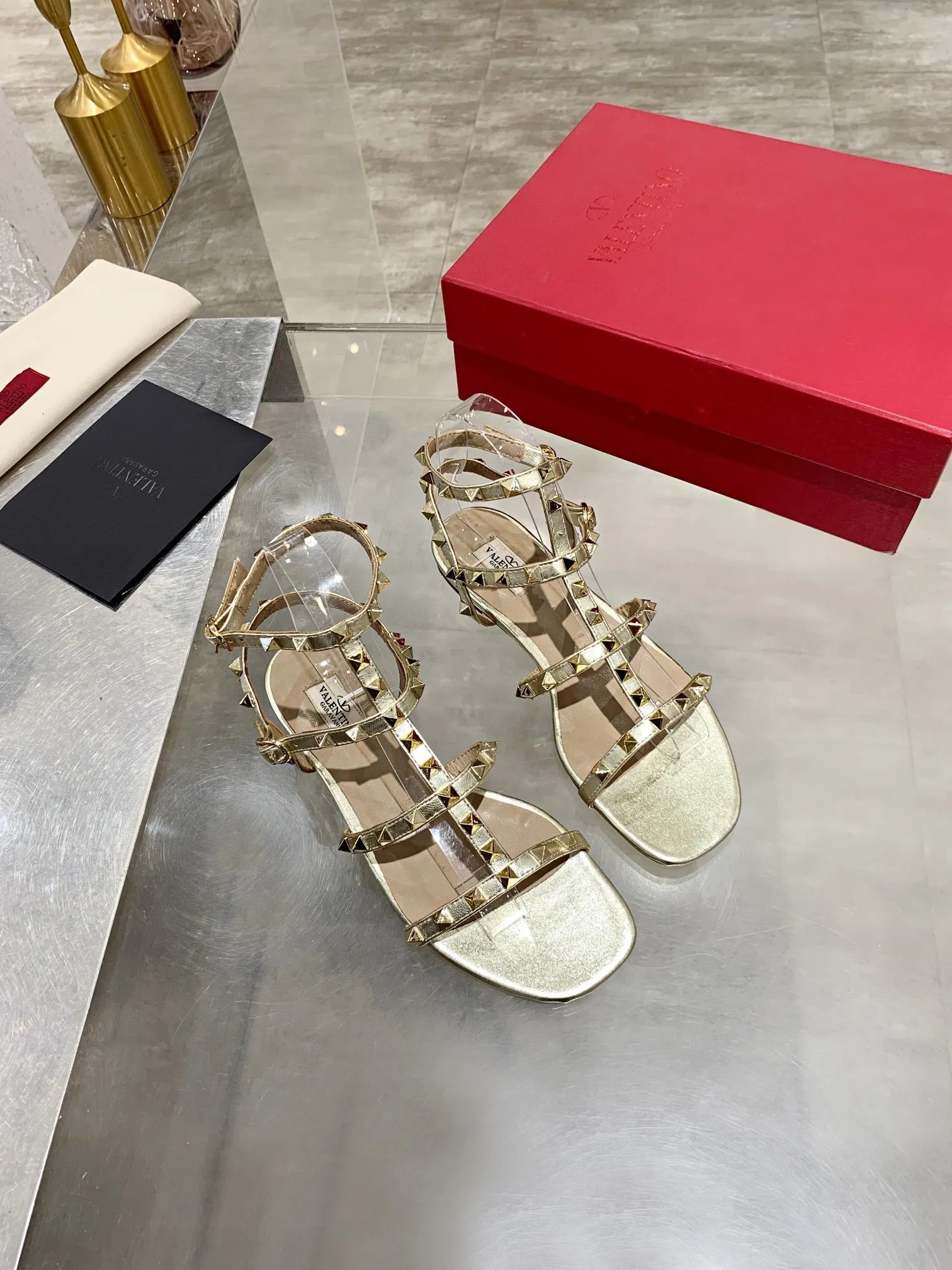 SE1131 V Rockstud Flat Calfskin Sandal with Straps / Size4-10