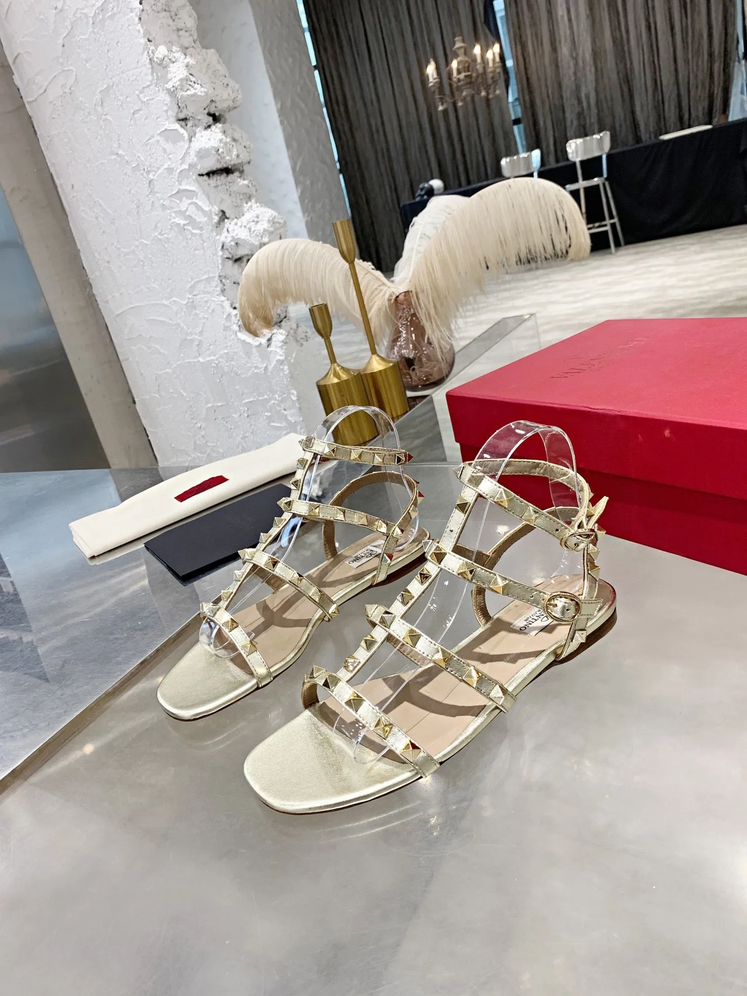 SE1131 V Rockstud Flat Calfskin Sandal with Straps / Size4-10